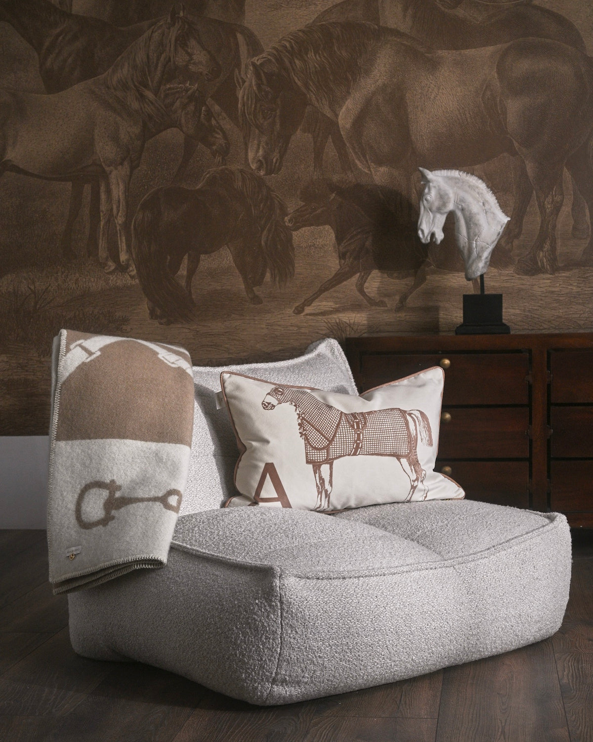 Classic Horse velvet cushion Nougat