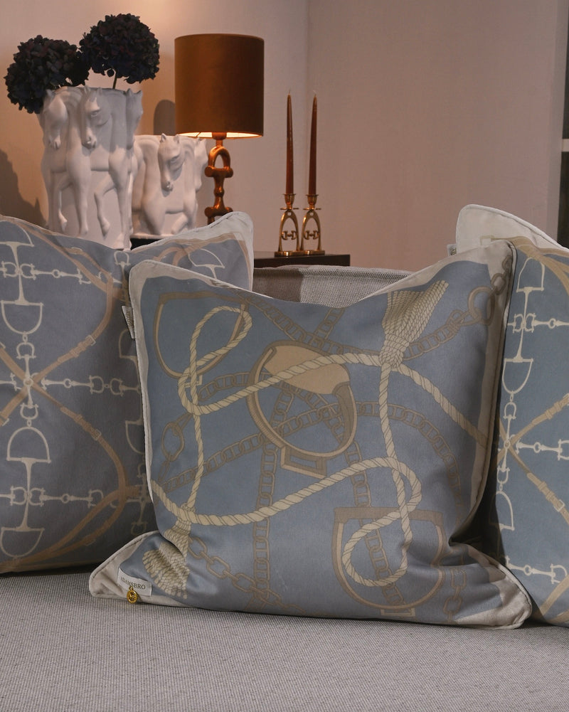 Chain velvet cushion light blue