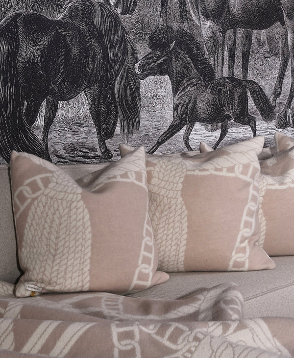 Chain Cushion 100% New Zealand lambswool linen beige