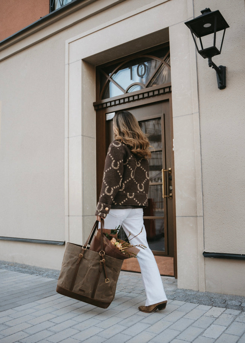 ADAMSBRO   LUXURY SHOPPER